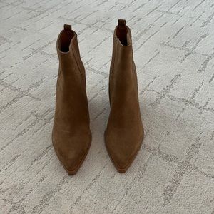 Brand new! Never worn. Tan color . Western boot.